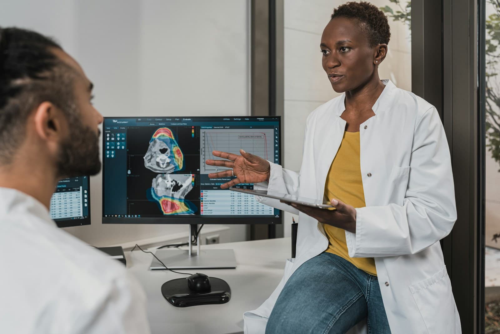 泌尿科醫師與個案討論男性健康衛教